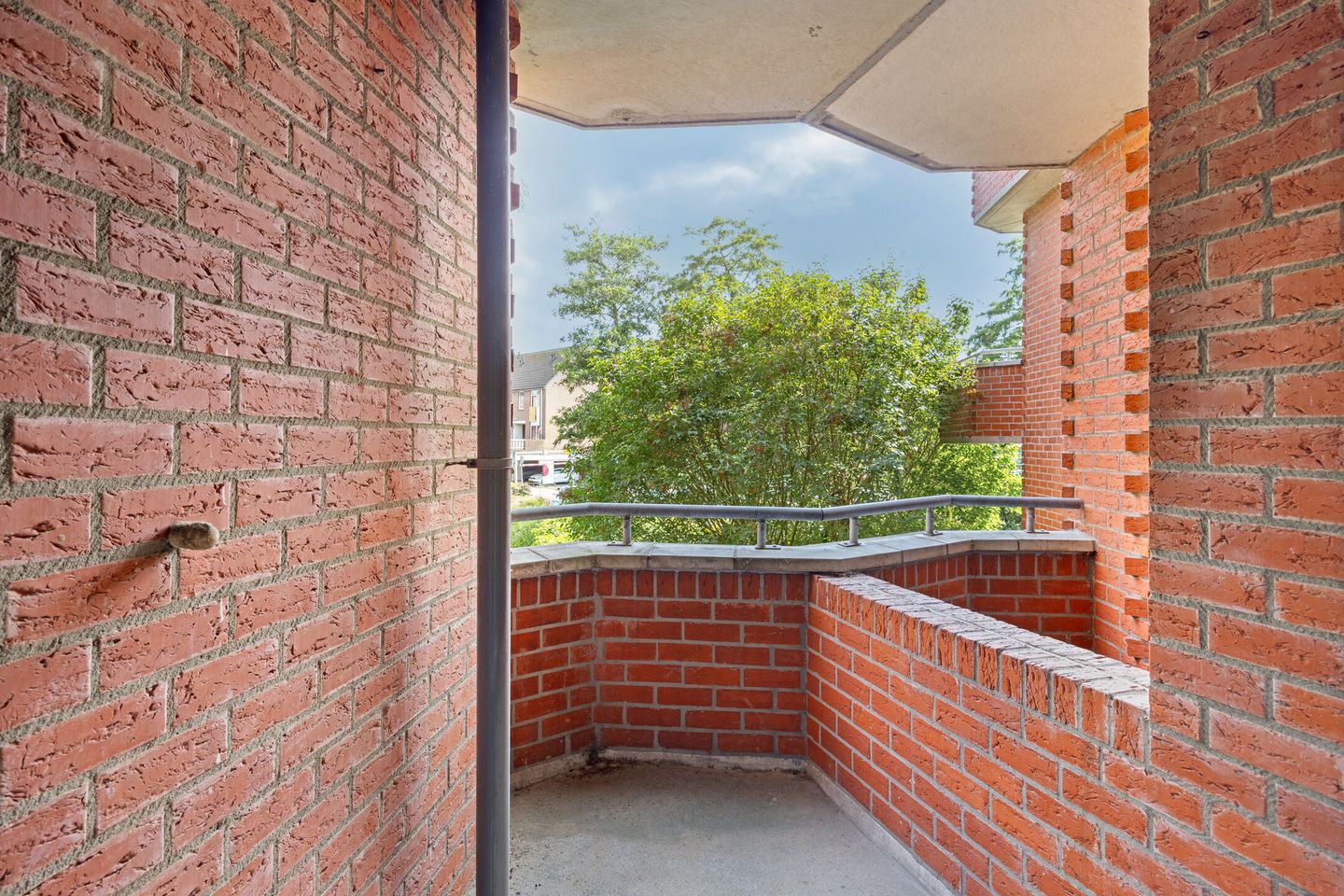 Spacious Apartment with Two Parking Spaces and Sunny Terraces in Capelle aan den IJssel — 25