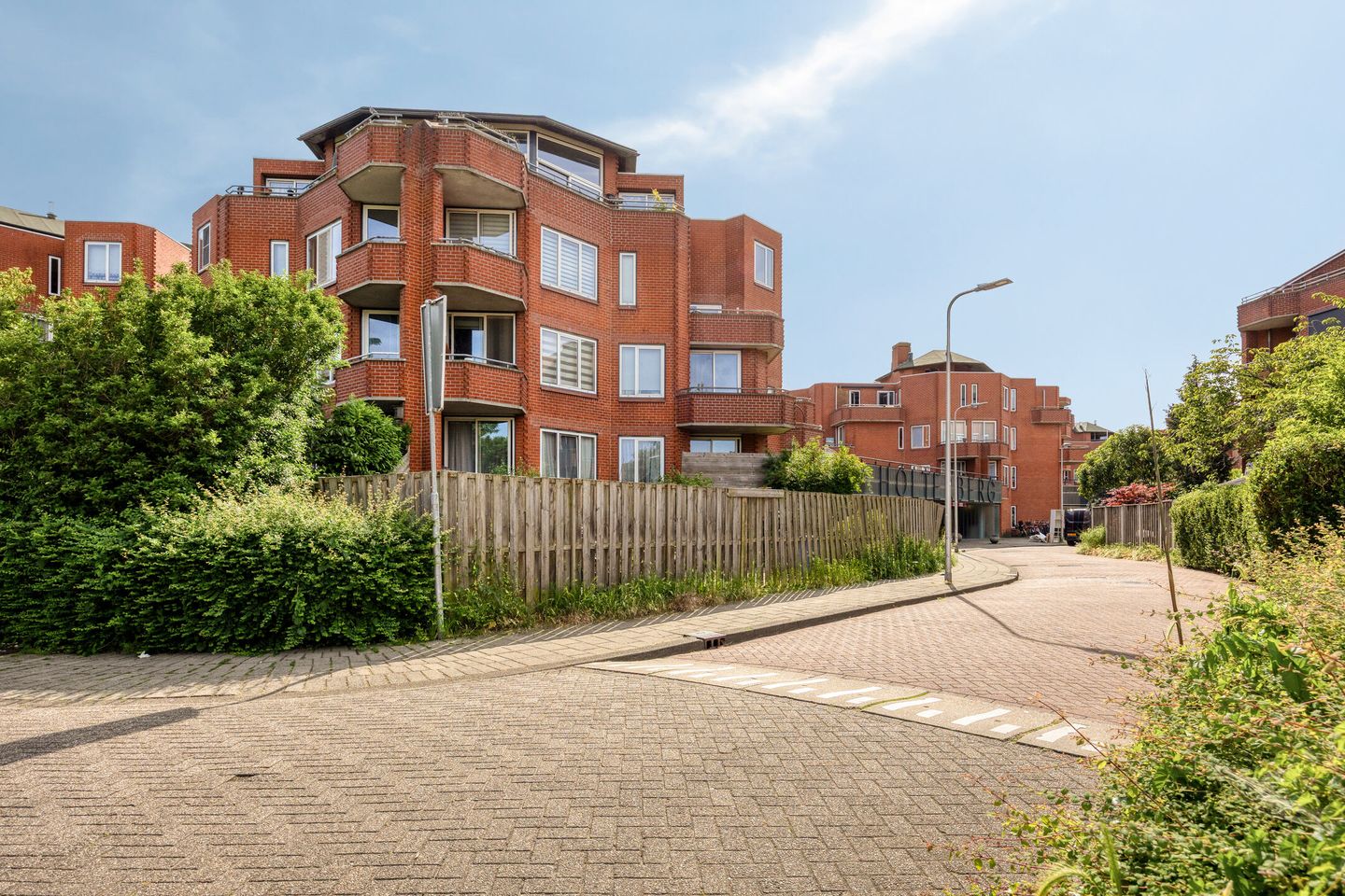 Spacious Apartment with Two Parking Spaces and Sunny Terraces in Capelle aan den IJssel — 29