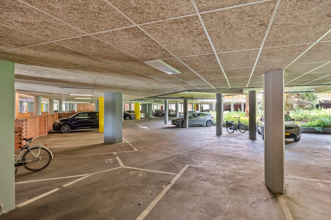 Spacious Apartment with Two Parking Spaces and Sunny Terraces in Capelle aan den IJssel — 26