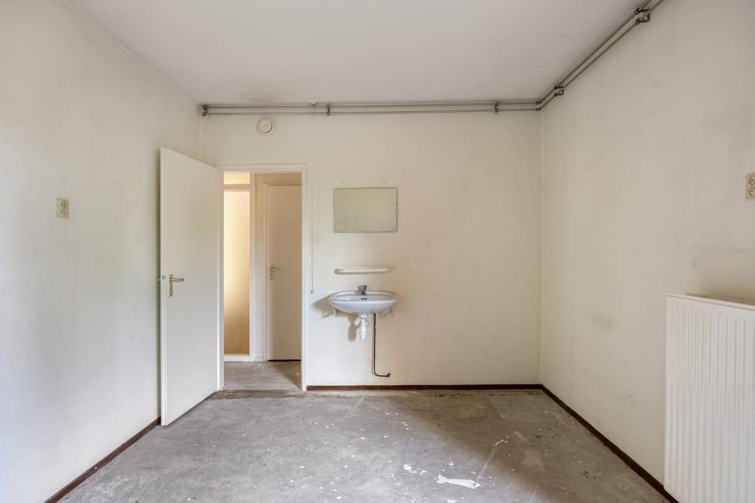 Spacious Apartment with Two Parking Spaces and Sunny Terraces in Capelle aan den IJssel — 22