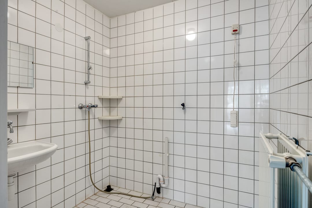 Spacious Apartment with Two Parking Spaces and Sunny Terraces in Capelle aan den IJssel — 23