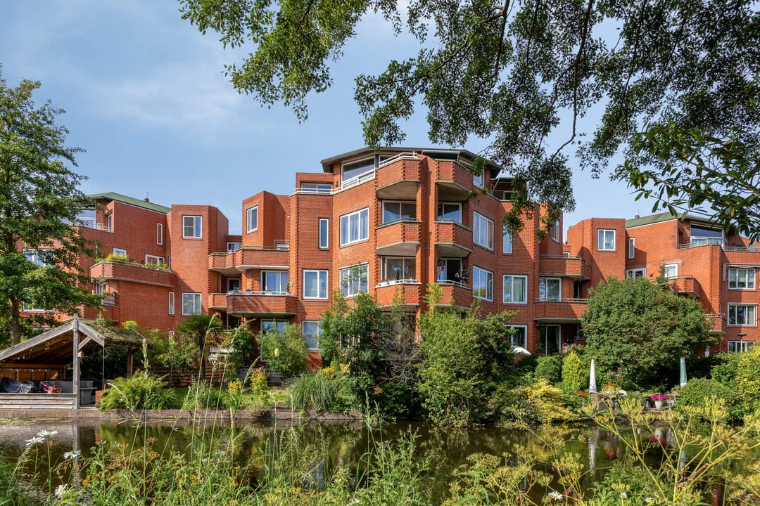 Spacious Apartment with Two Parking Spaces and Sunny Terraces in Capelle aan den IJssel — 31