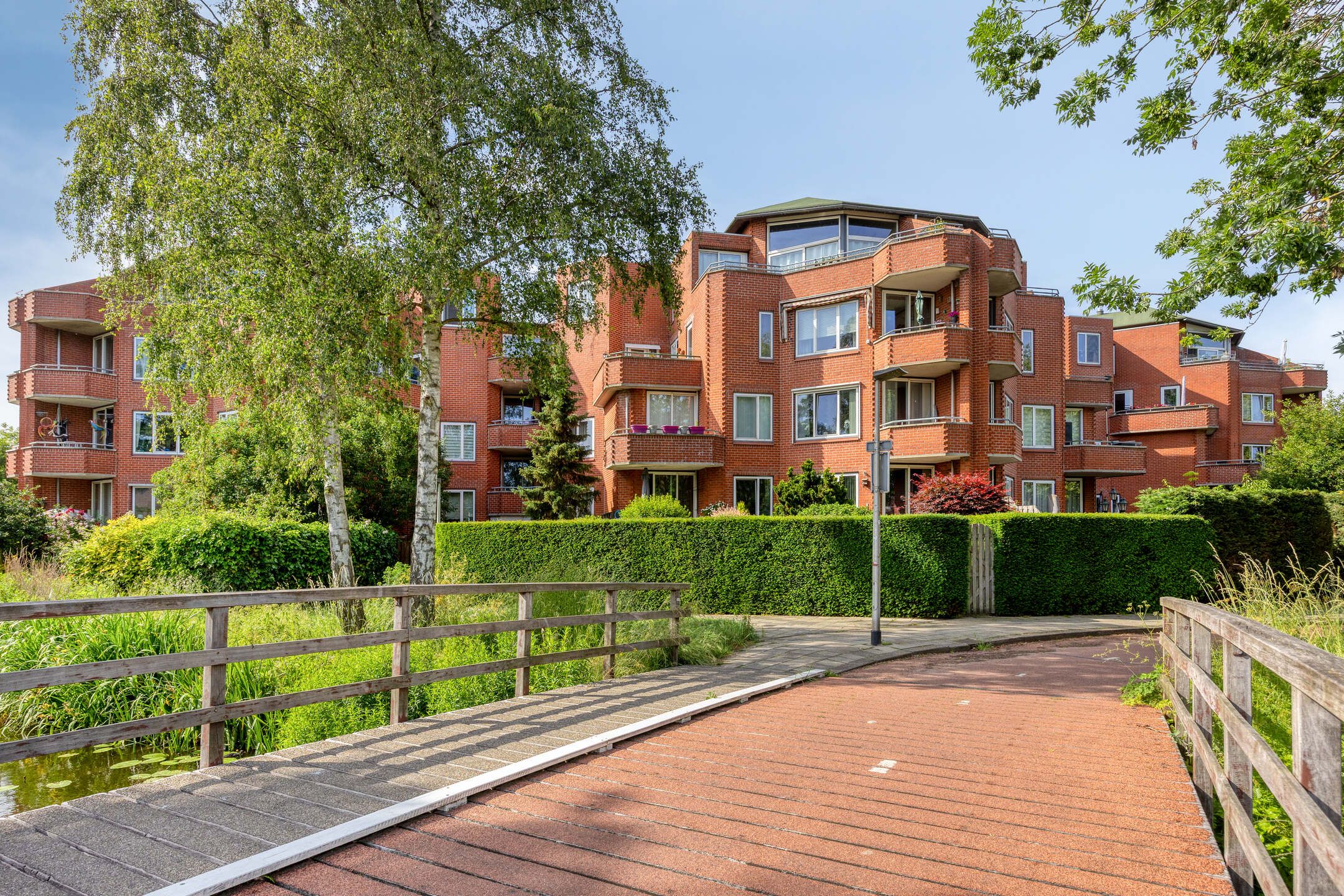 Spacious Apartment with Two Parking Spaces and Sunny Terraces in Capelle aan den IJssel — 30