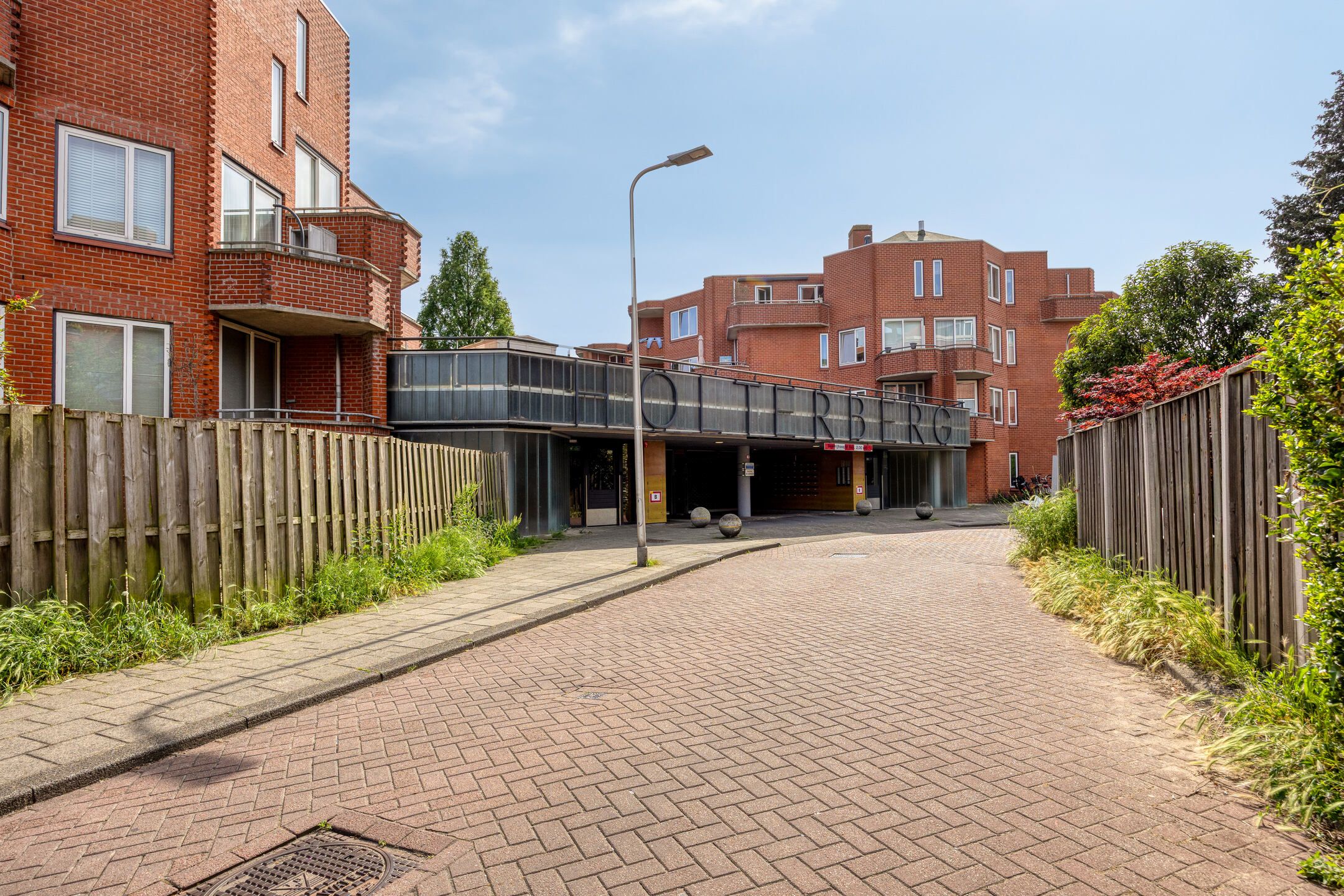 Spacious Apartment with Two Parking Spaces and Sunny Terraces in Capelle aan den IJssel — 33