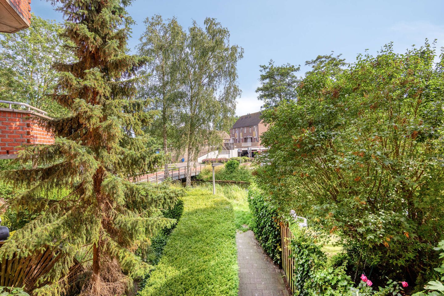 Spacious Apartment with Two Parking Spaces and Sunny Terraces in Capelle aan den IJssel — 34