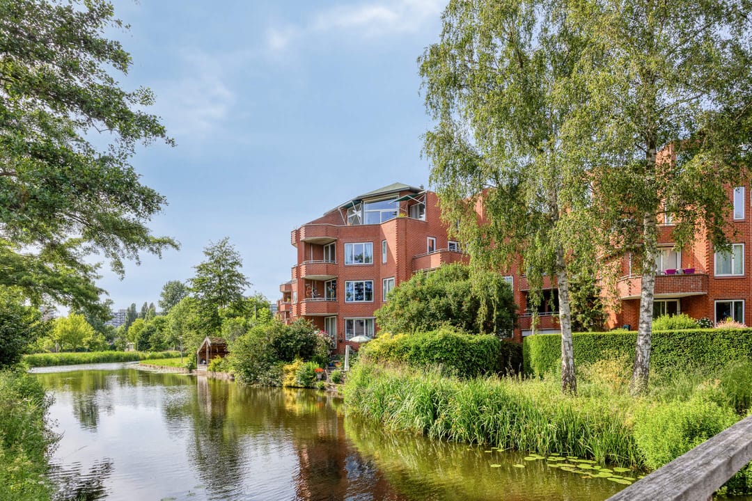 Spacious Apartment with Two Parking Spaces and Sunny Terraces in Capelle aan den IJssel — 32