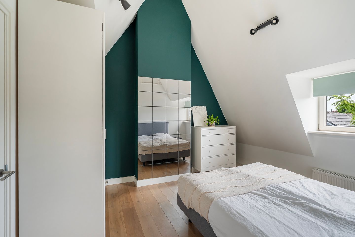 Charming Double Upper Apartment in Historical Liskwartier with Modern Comfort — 20