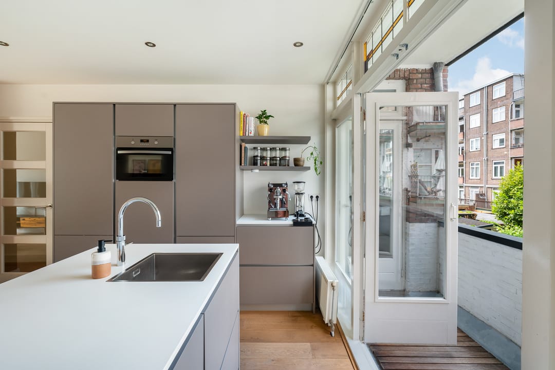 Charming Double Upper Apartment in Historical Liskwartier with Modern Comfort — 7