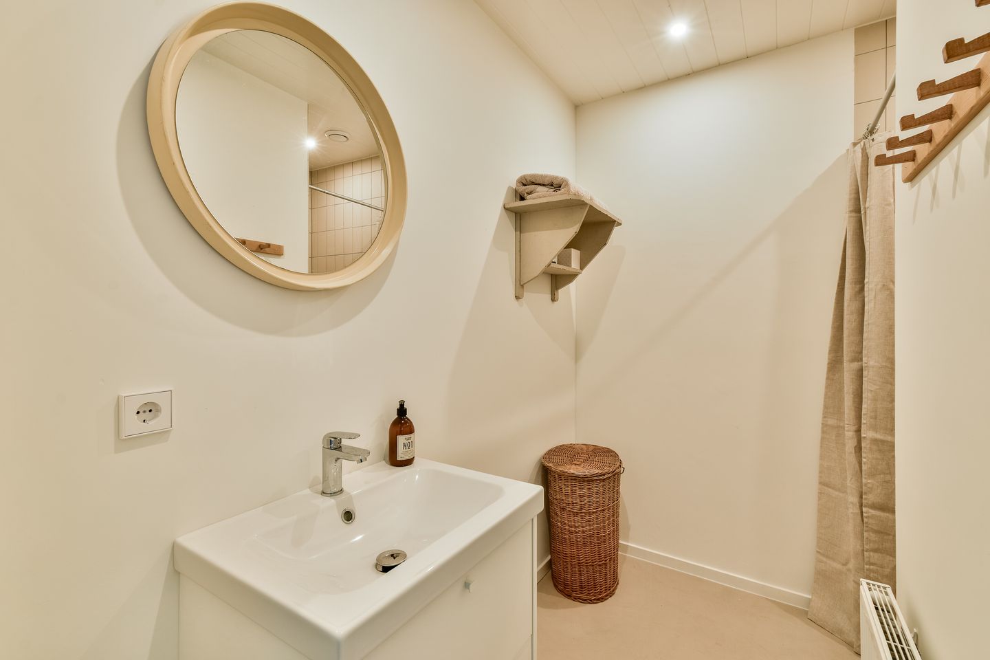Renovated 3-Room Apartment in Jordaan with Canal Views — 25