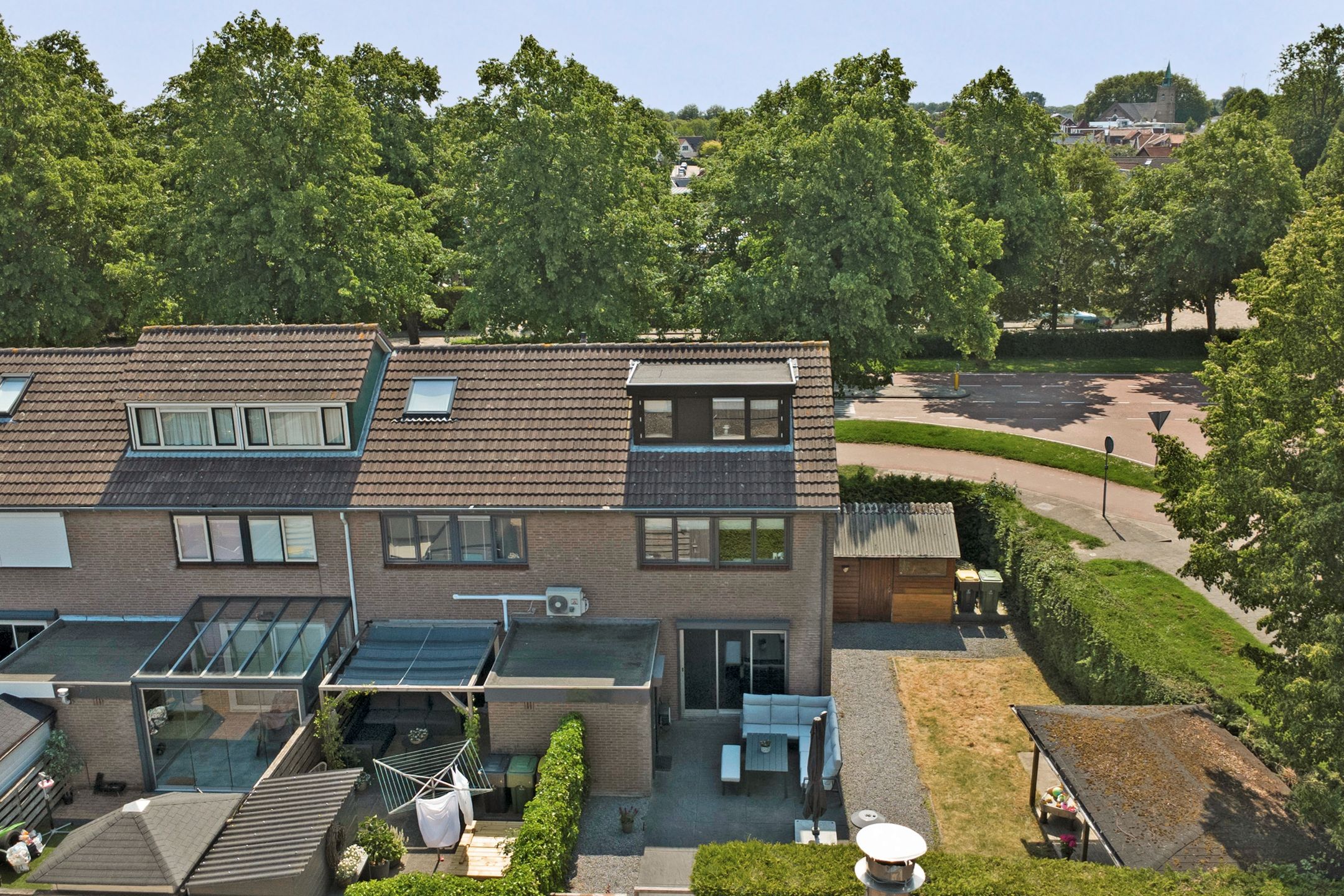 Spacious corner house with dormer, large garden and modern amenities — 21