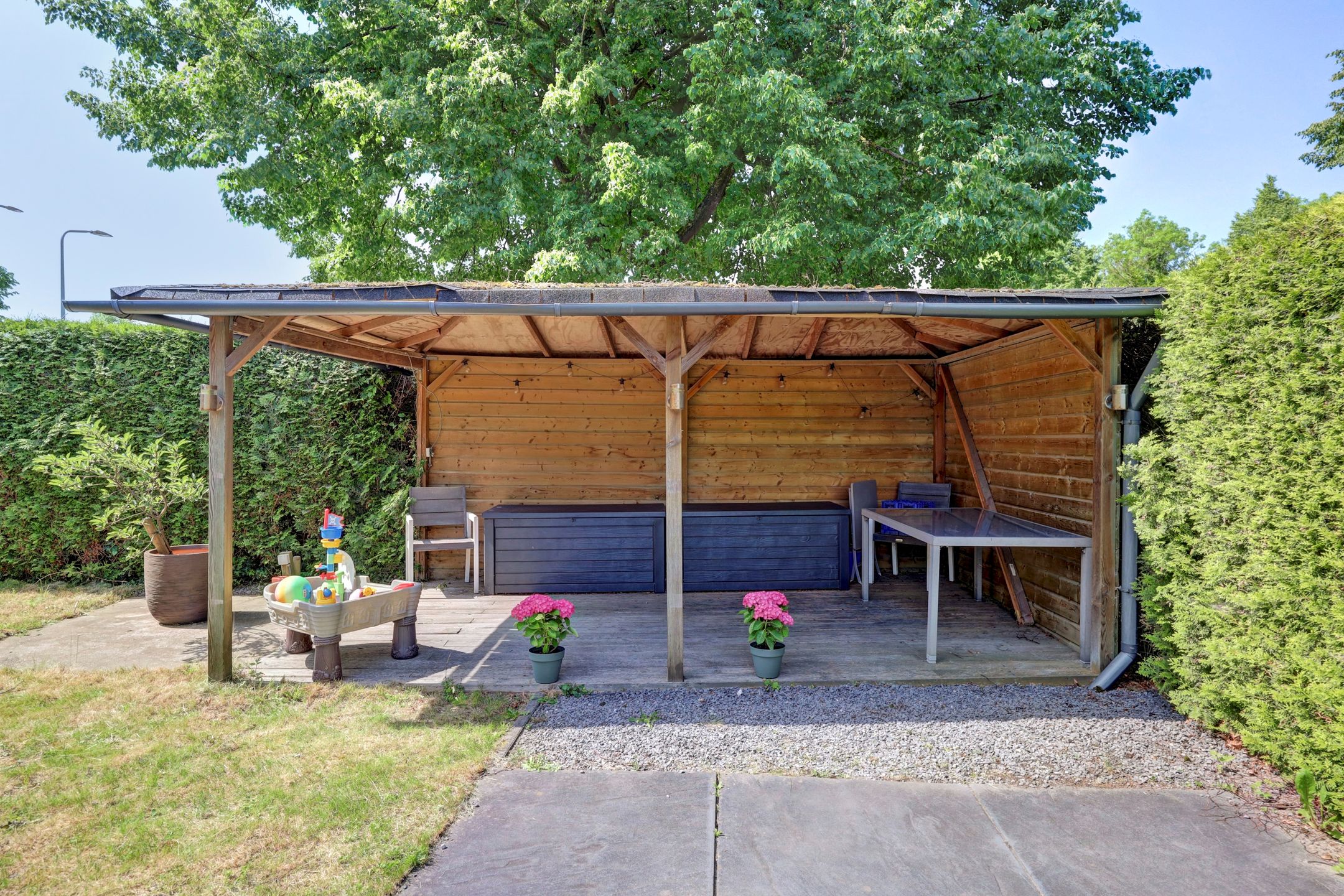 Spacious corner house with dormer, large garden and modern amenities — 18