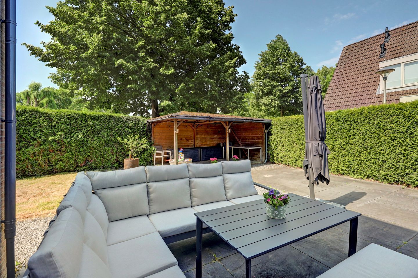 Spacious corner house with dormer, large garden and modern amenities — 19