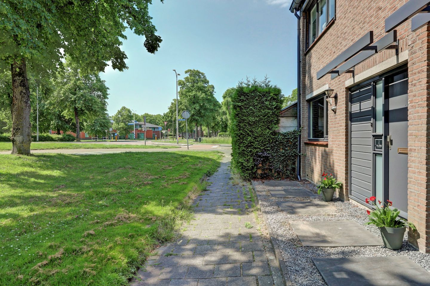 Spacious corner house with dormer, large garden and modern amenities — 20