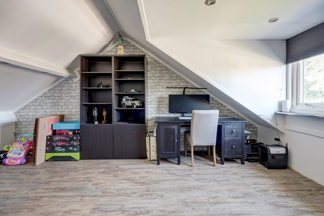 Spacious corner house with dormer, large garden and modern amenities — 16