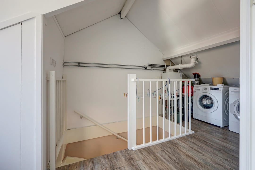 Spacious corner house with dormer, large garden and modern amenities — 17