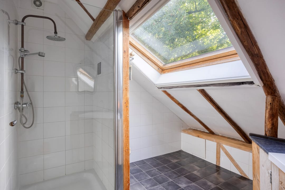 Exceptional Thatched Farmhouse with Pool, Sauna, and Private Guest House — 23