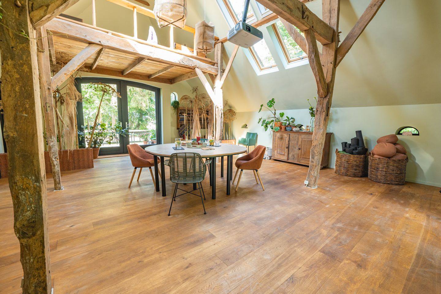 Exceptional Thatched Farmhouse with Pool, Sauna, and Private Guest House — 29