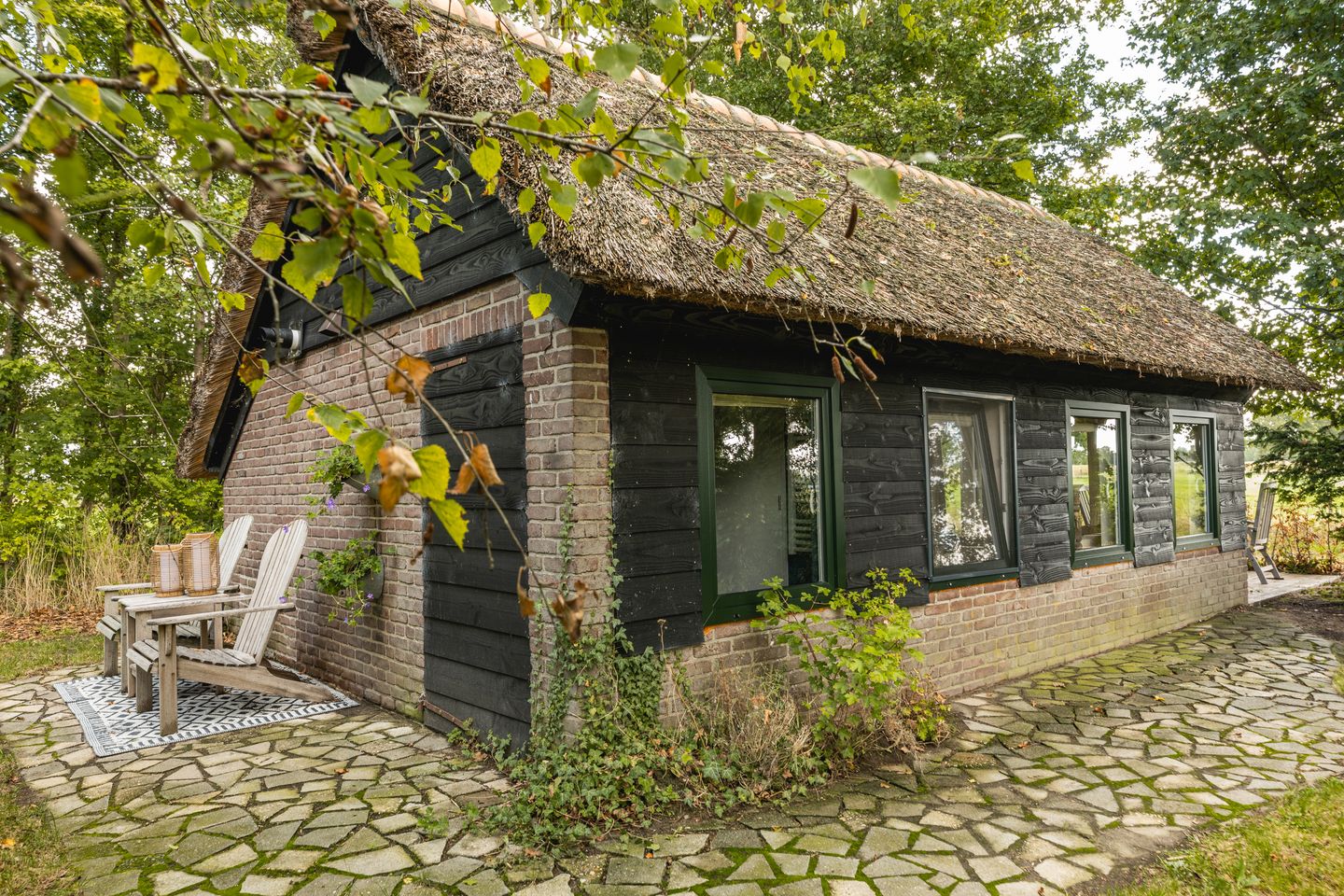 Exceptional Thatched Farmhouse with Pool, Sauna, and Private Guest House — 35