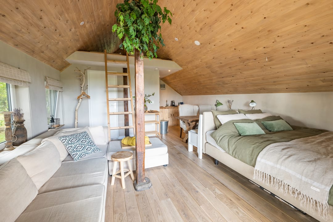 Exceptional Thatched Farmhouse with Pool, Sauna, and Private Guest House — 37