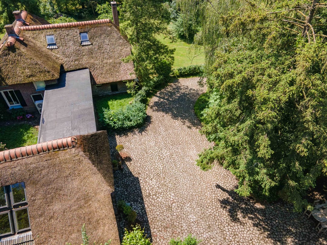 Exceptional Thatched Farmhouse with Pool, Sauna, and Private Guest House — 56