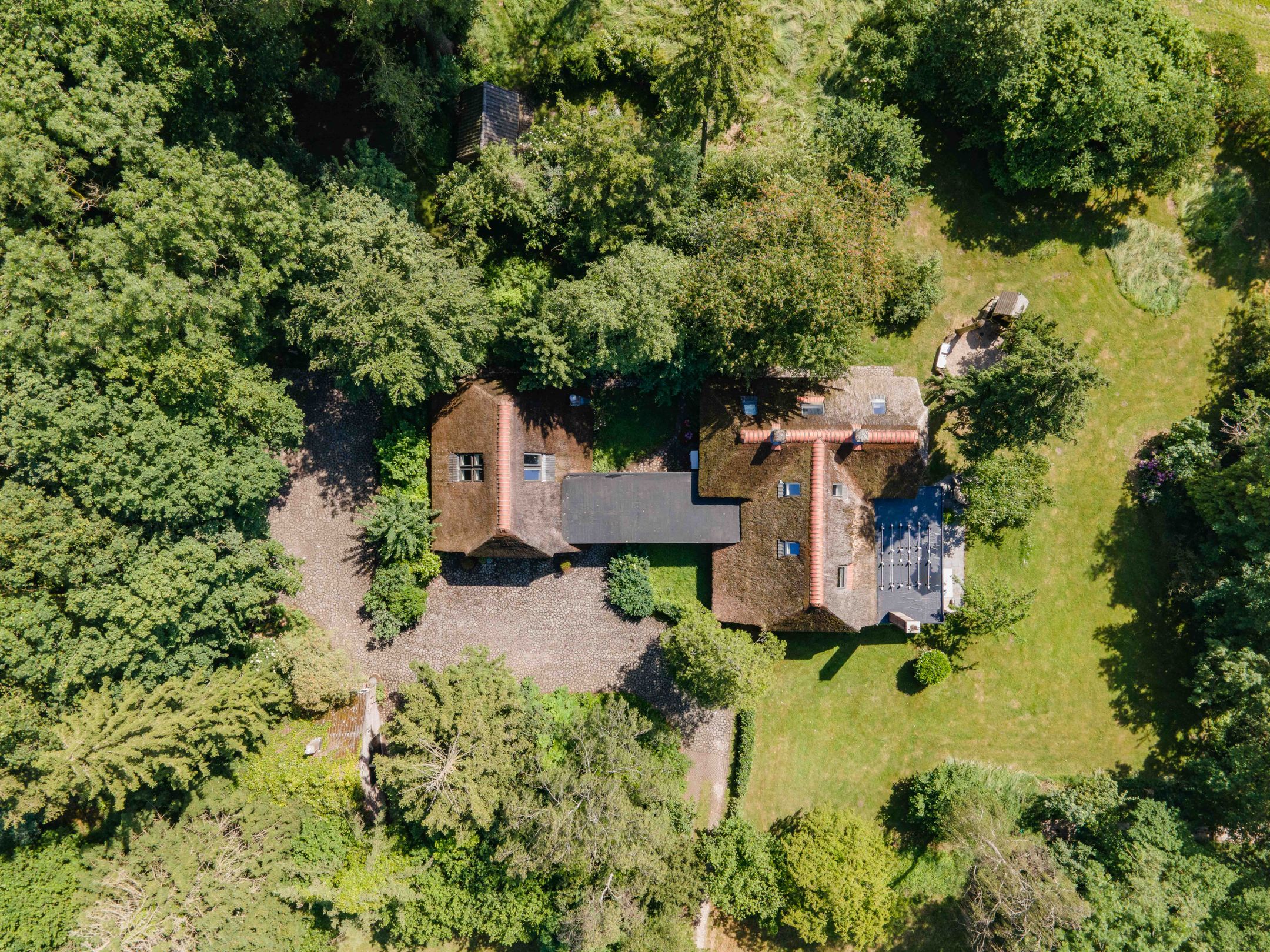 Exceptional Thatched Farmhouse with Pool, Sauna, and Private Guest House — 51