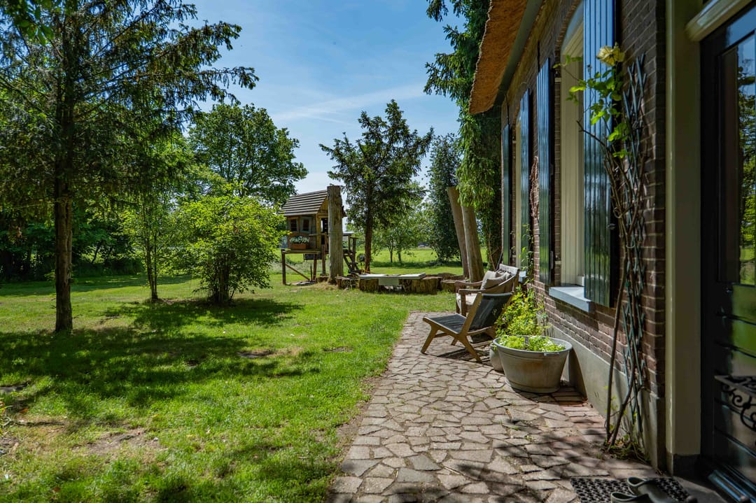 Exceptional Thatched Farmhouse with Pool, Sauna, and Private Guest House — 62