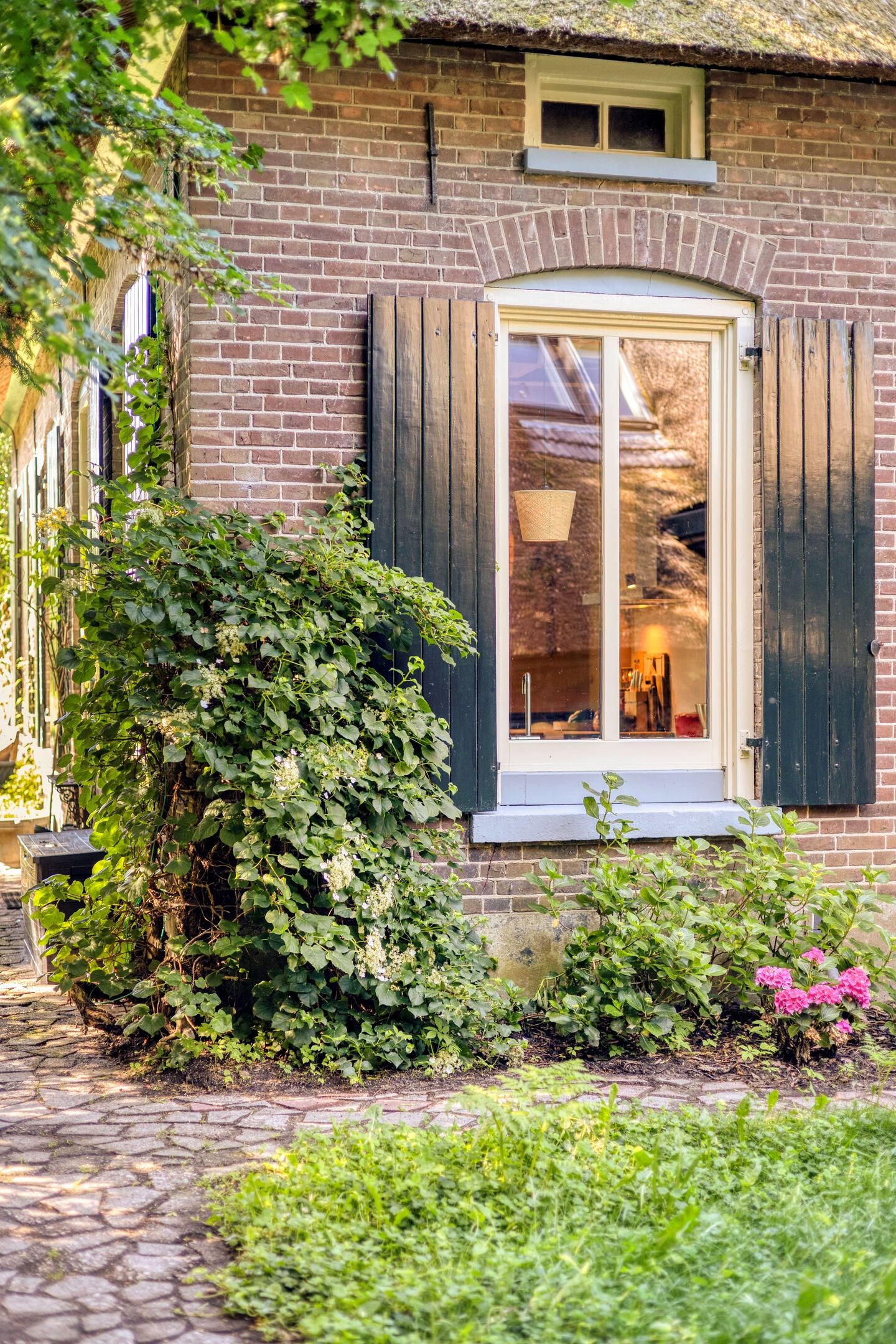 Exceptional Thatched Farmhouse with Pool, Sauna, and Private Guest House — 64