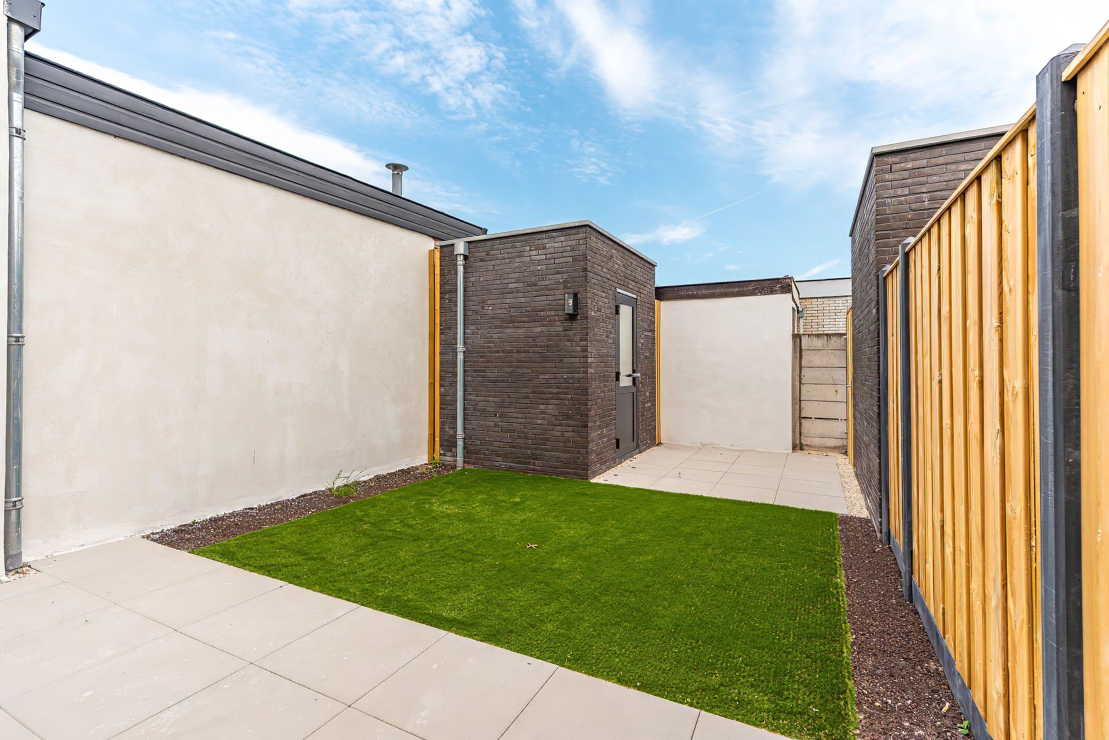 Stylish Move-in Ready Home with Versatile Outbuilding in Prime Hilversum Location — 18