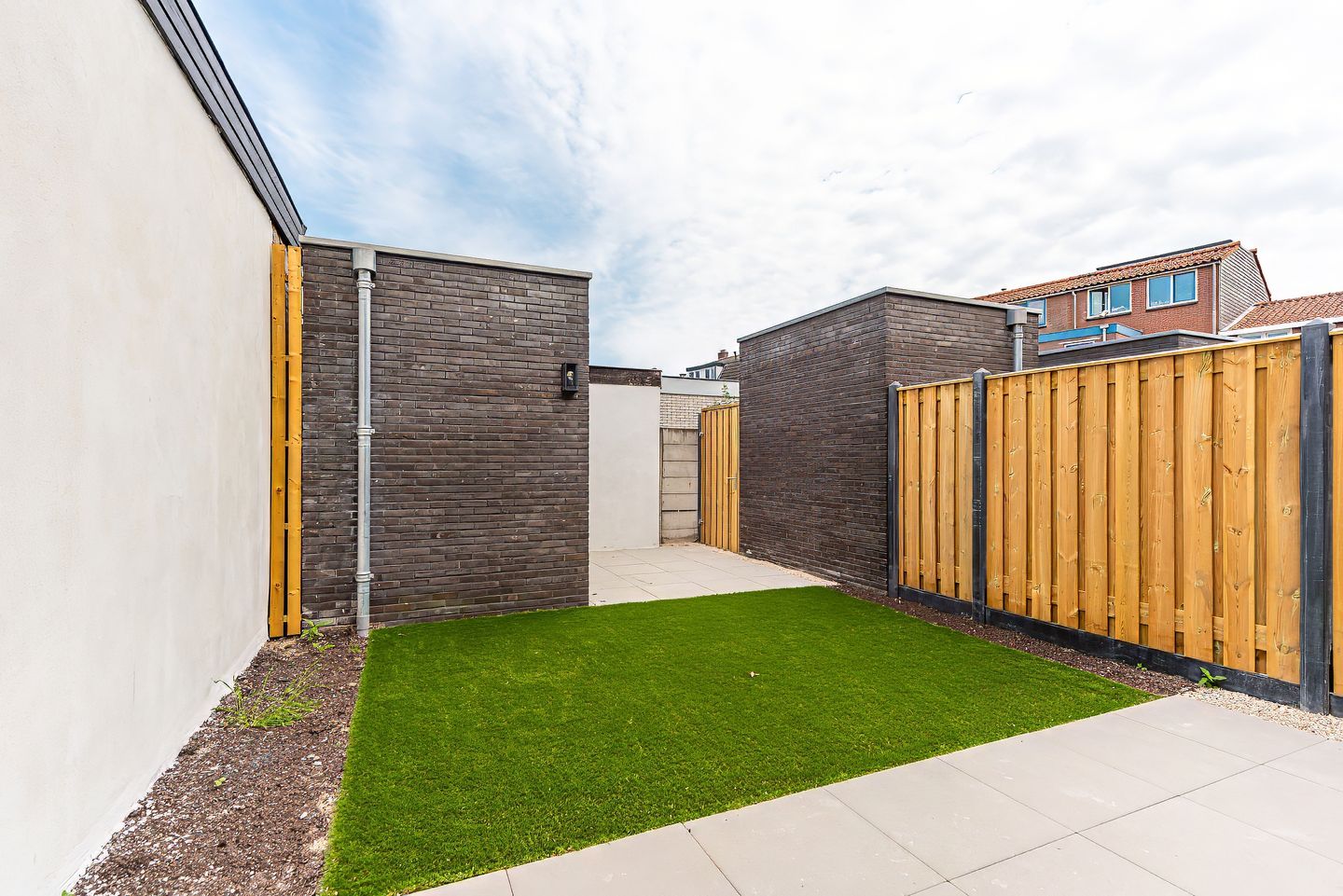 Stylish Move-in Ready Home with Versatile Outbuilding in Prime Hilversum Location — 19