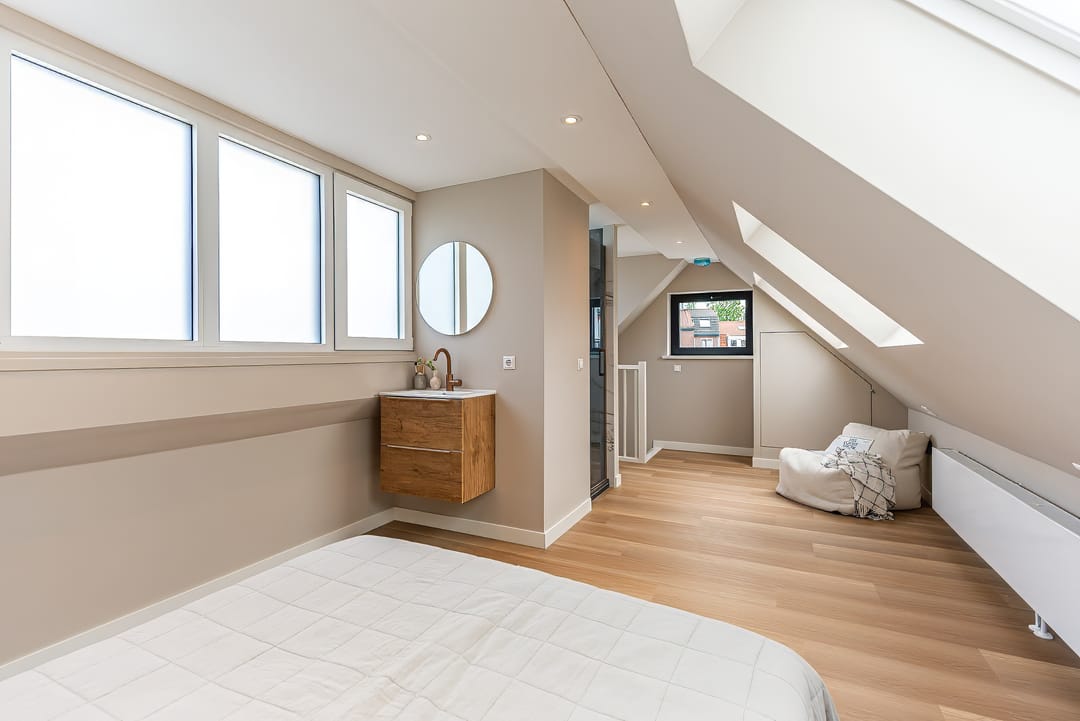 Stylish Move-in Ready Home with Versatile Outbuilding in Prime Hilversum Location — 17