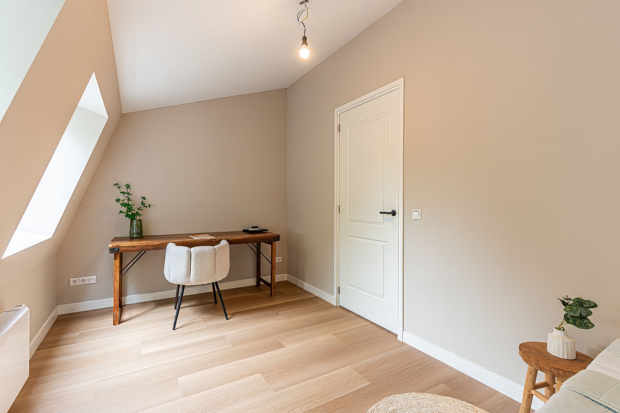 Stylish Move-in Ready Home with Versatile Outbuilding in Prime Hilversum Location — 33