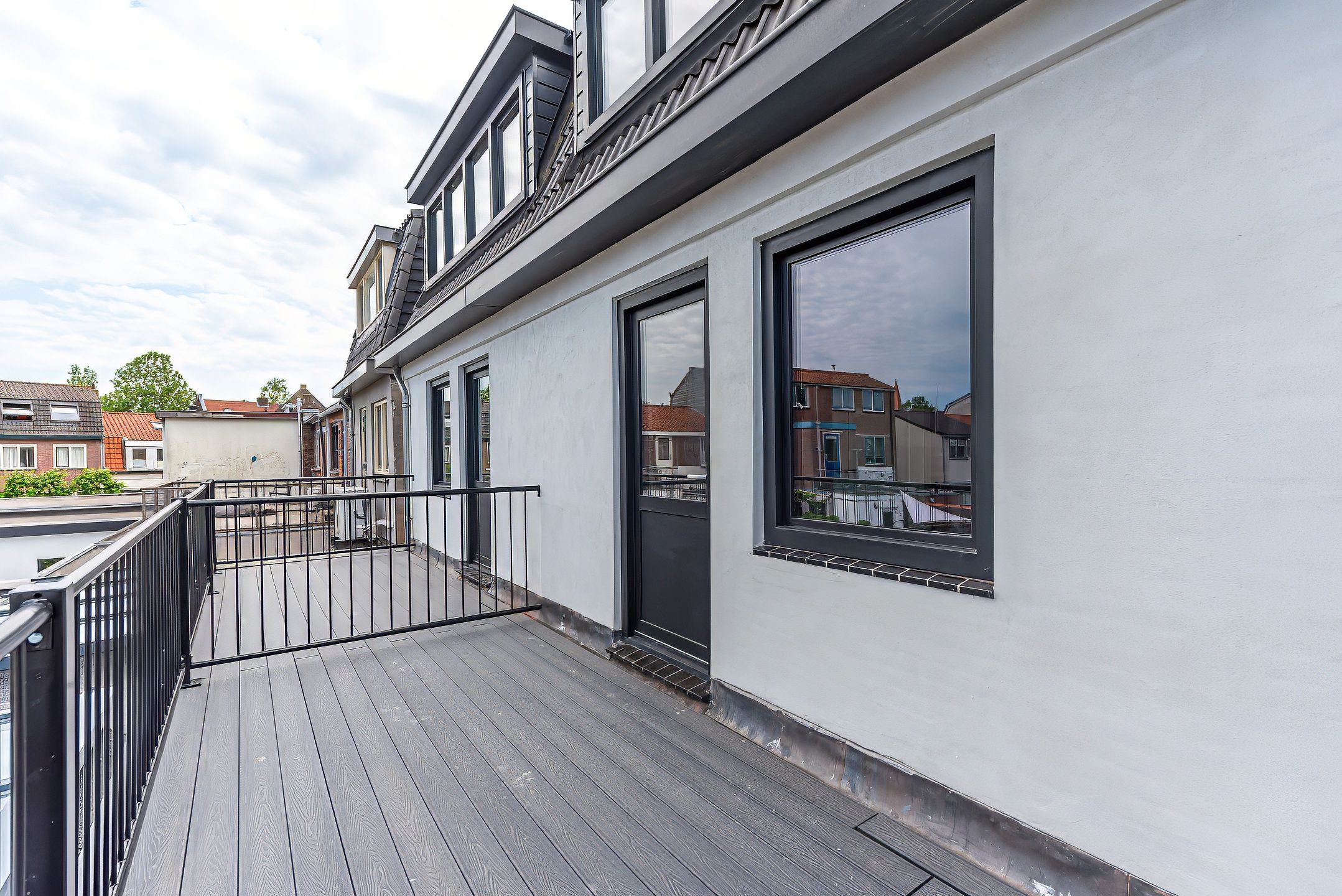 Stylish Move-in Ready Home with Versatile Outbuilding in Prime Hilversum Location — 27
