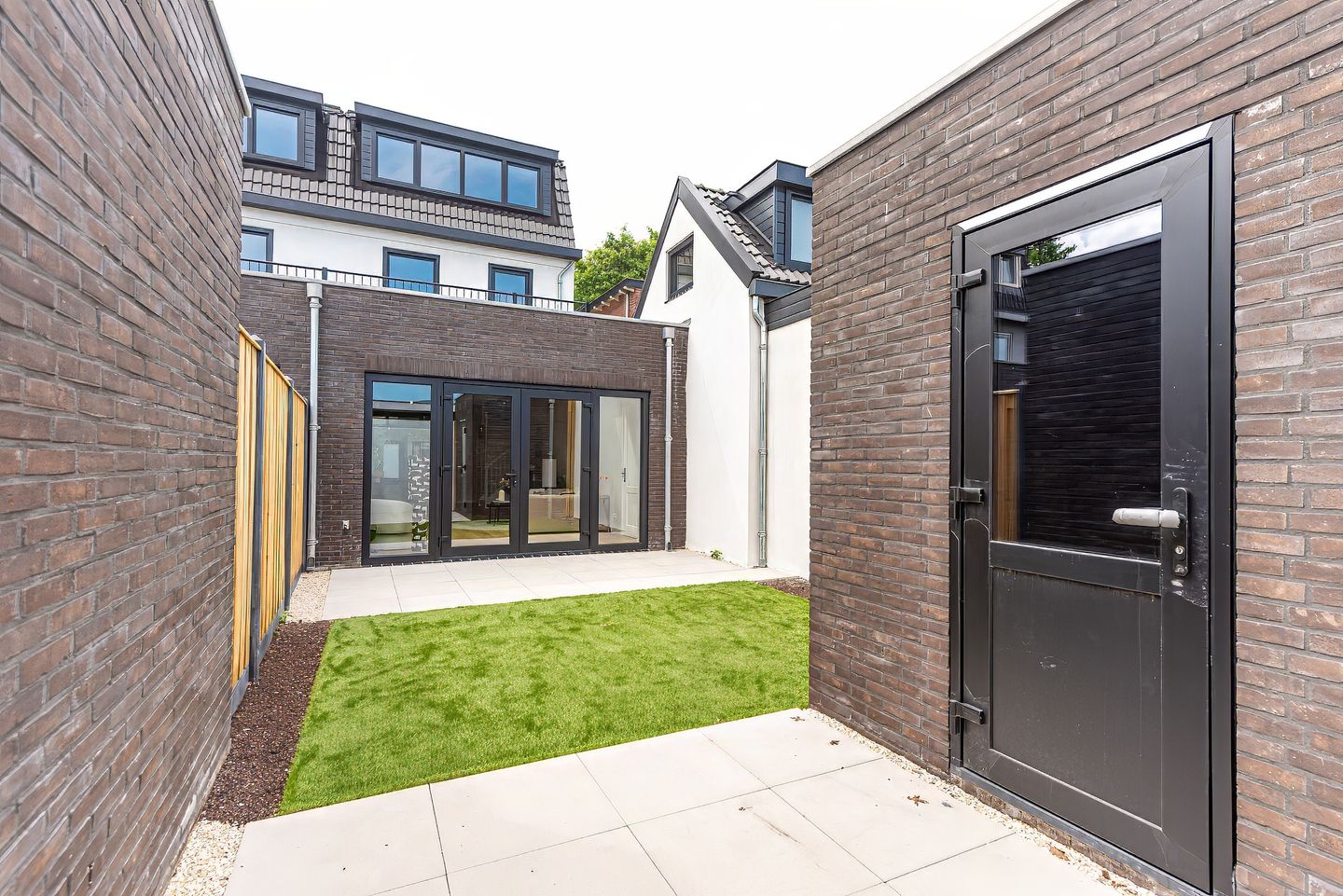 Stylish Move-in Ready Home with Versatile Outbuilding in Prime Hilversum Location — 20