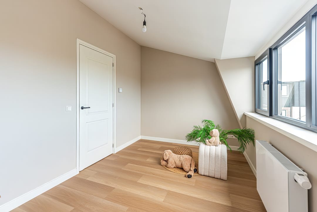 Stylish Move-in Ready Home with Versatile Outbuilding in Prime Hilversum Location — 38