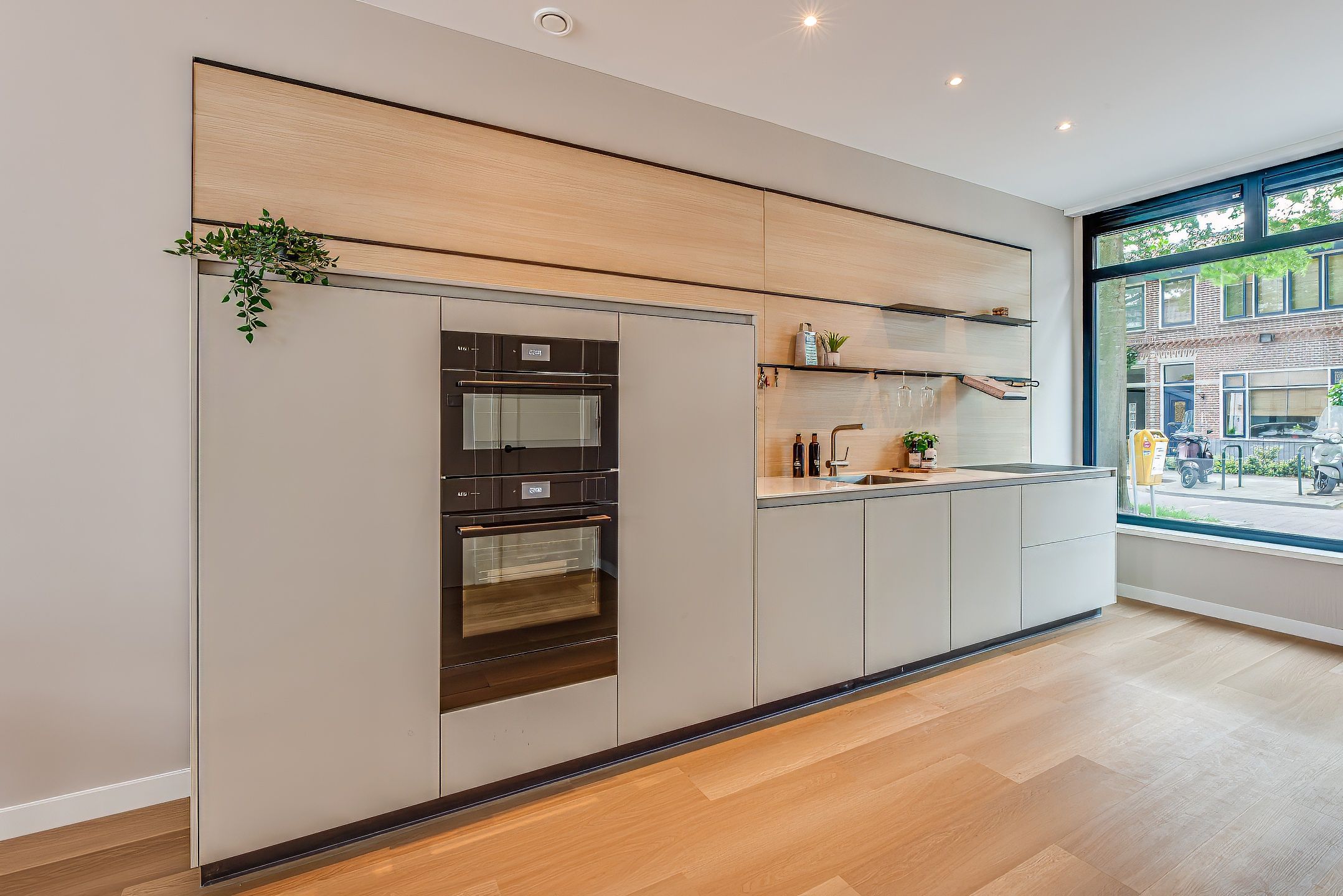 Stylish Move-in Ready Home with Versatile Outbuilding in Prime Hilversum Location — 9