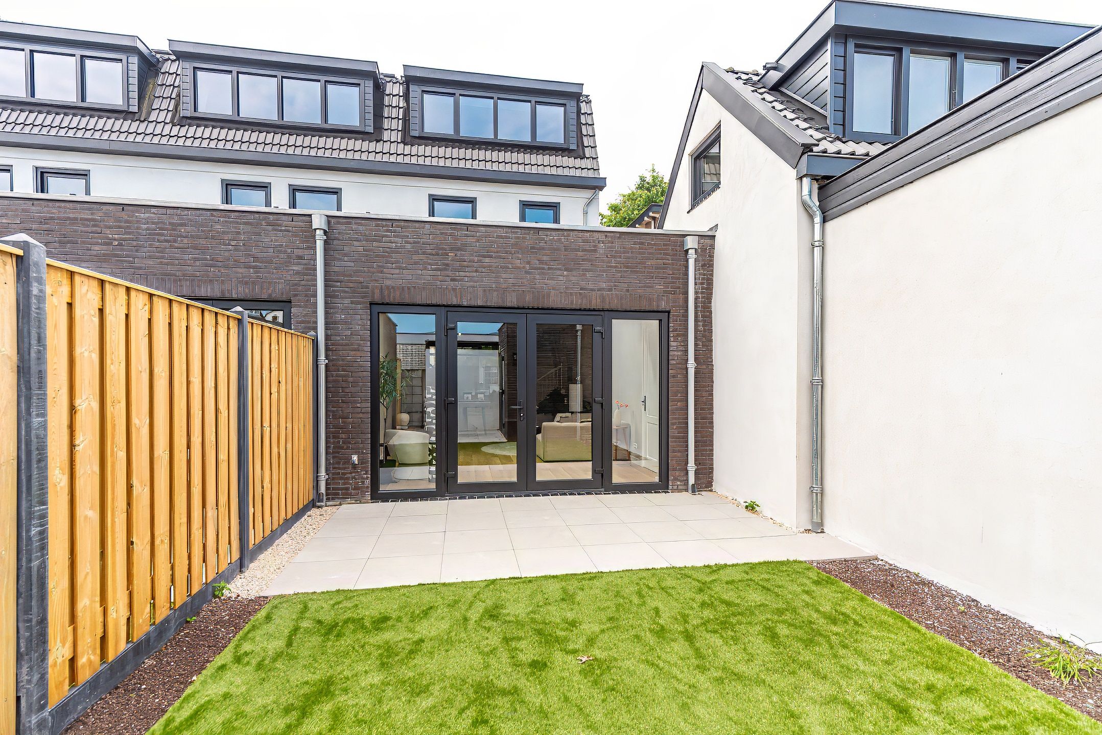 Stylish Move-in Ready Home with Versatile Outbuilding in Prime Hilversum Location — 21