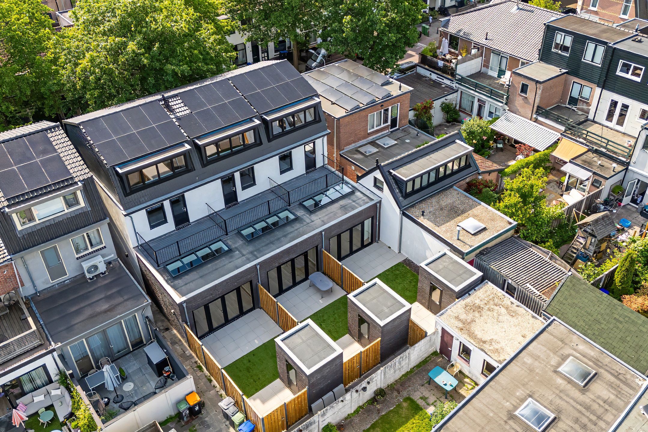 Stylish Move-in Ready Home with Versatile Outbuilding in Prime Hilversum Location — 48