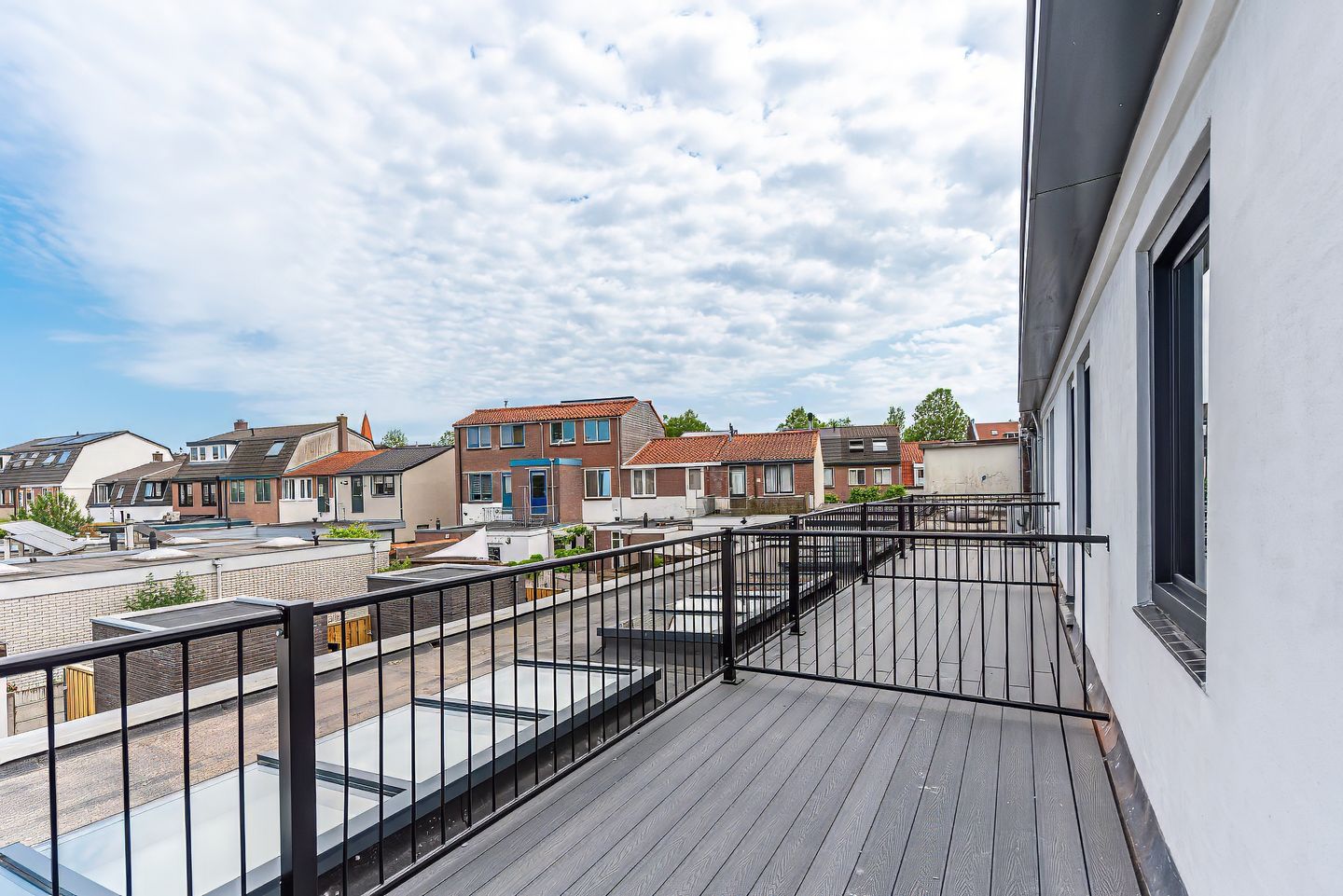 Stylish Move-in Ready Home with Versatile Outbuilding in Prime Hilversum Location — 25
