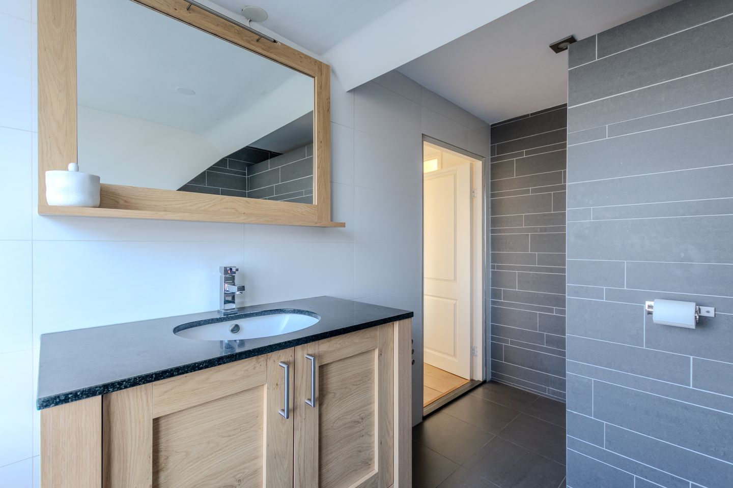Move-in Ready Extended 1930s Terraced Home with Modern Features and Garden Canopy in Steenbergen Center — 34
