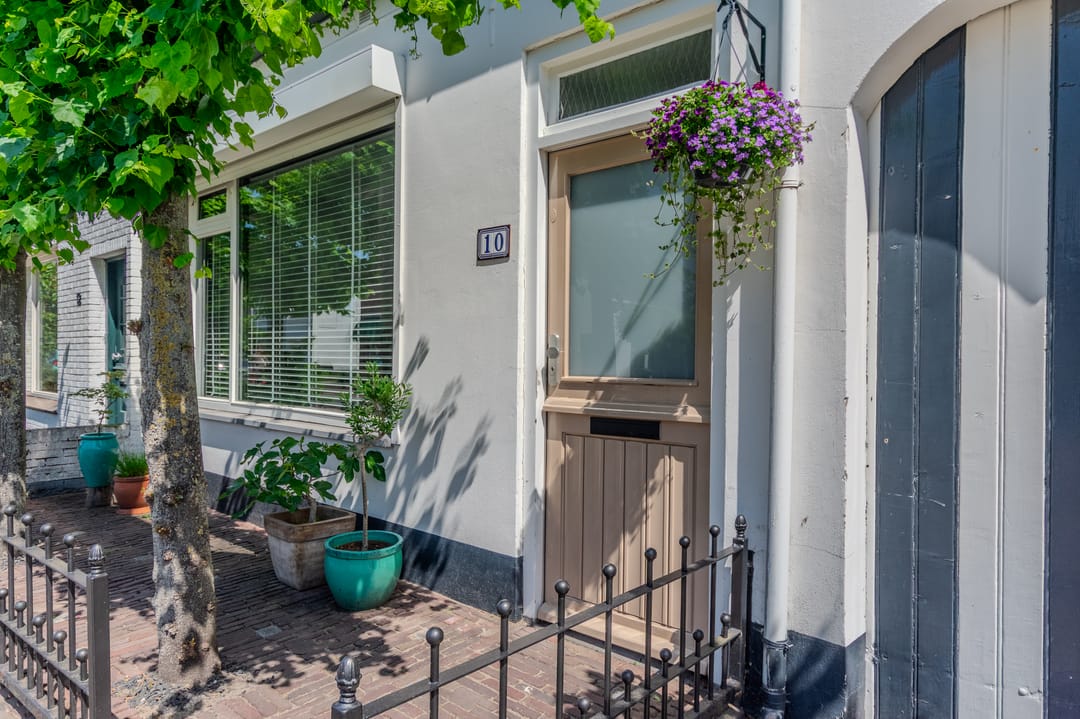 Move-in Ready Extended 1930s Terraced Home with Modern Features and Garden Canopy in Steenbergen Center — 8
