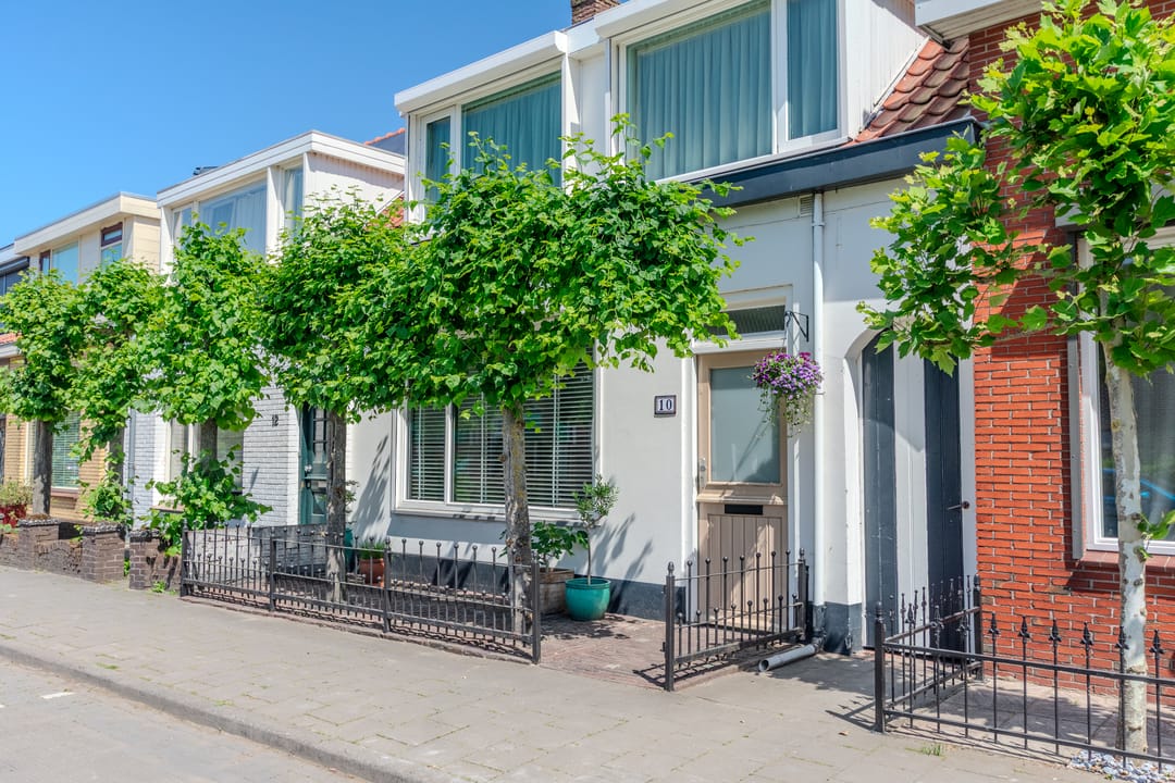 Move-in Ready Extended 1930s Terraced Home with Modern Features and Garden Canopy in Steenbergen Center — 7