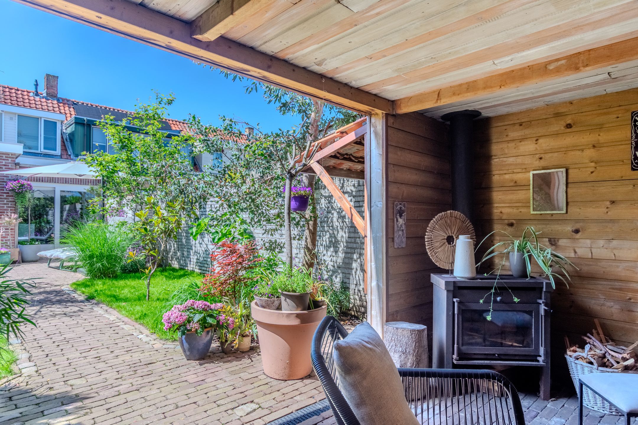 Move-in Ready Extended 1930s Terraced Home with Modern Features and Garden Canopy in Steenbergen Center — 45