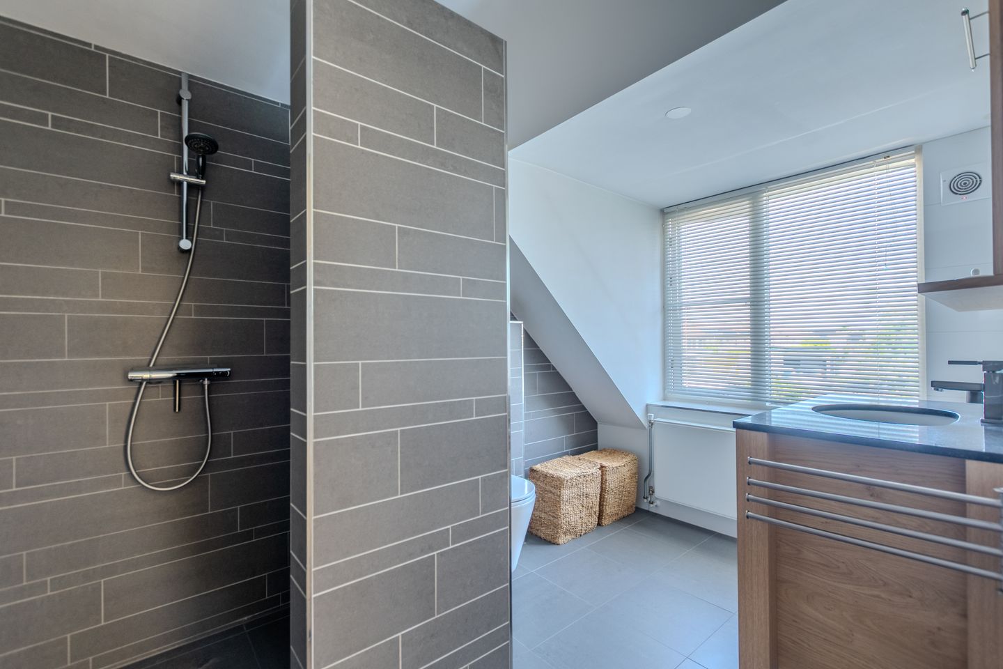 Move-in Ready Extended 1930s Terraced Home with Modern Features and Garden Canopy in Steenbergen Center — 35