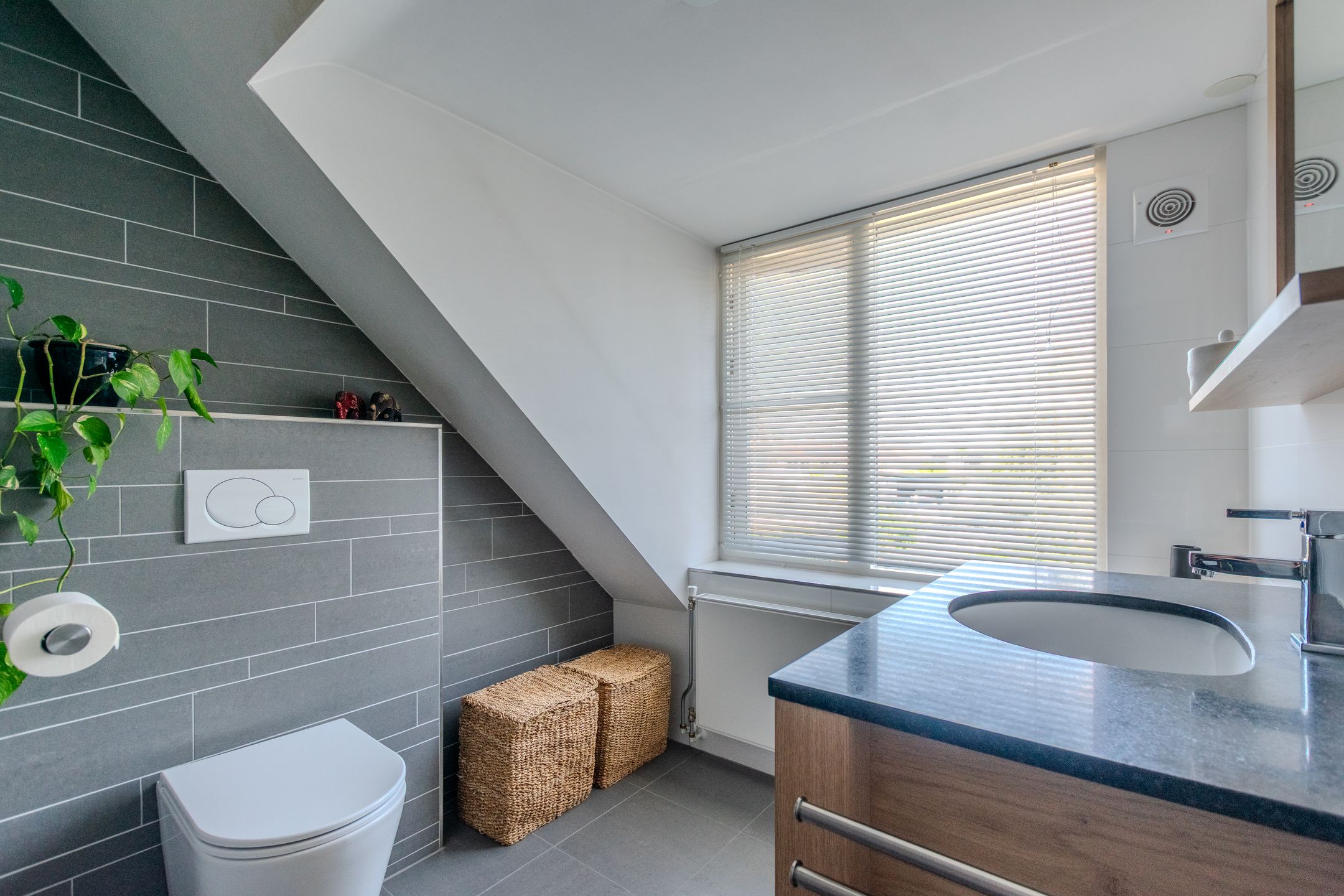 Move-in Ready Extended 1930s Terraced Home with Modern Features and Garden Canopy in Steenbergen Center — 33