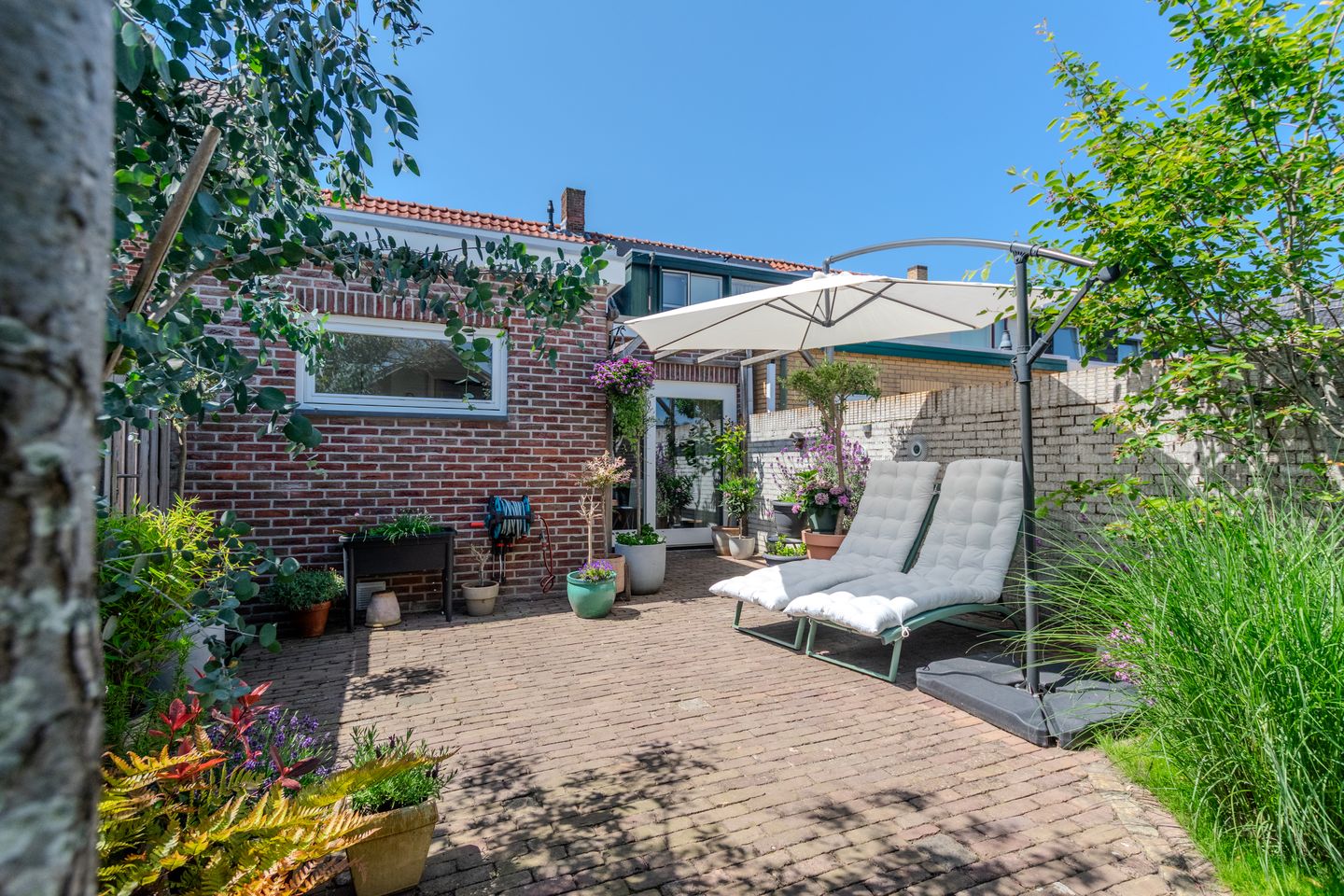 Move-in Ready Extended 1930s Terraced Home with Modern Features and Garden Canopy in Steenbergen Center — 40