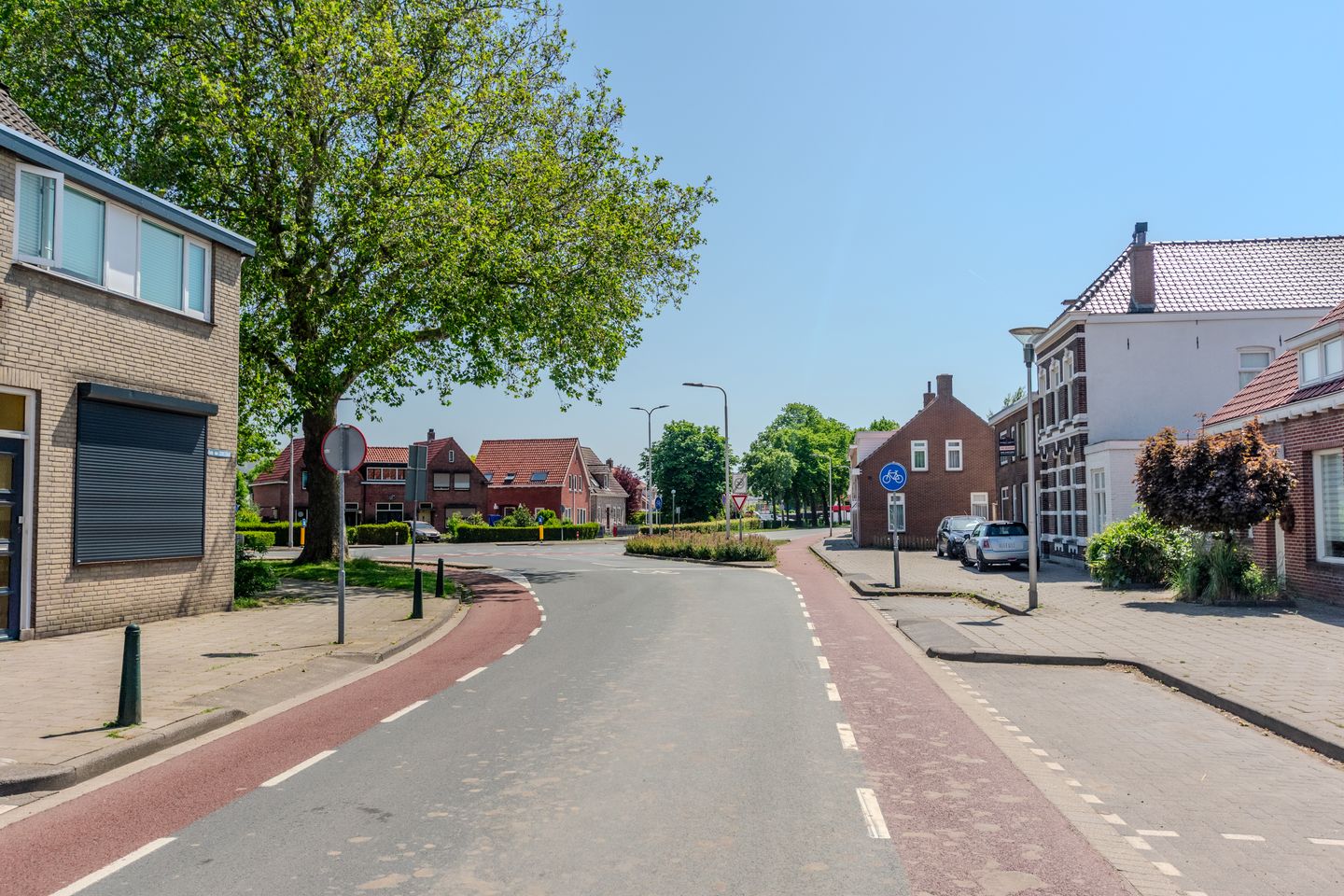 Move-in Ready Extended 1930s Terraced Home with Modern Features and Garden Canopy in Steenbergen Center — 49