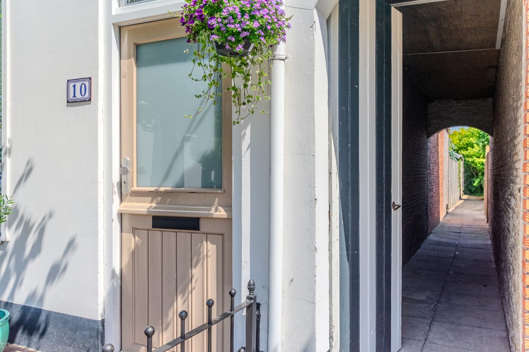 Move-in Ready Extended 1930s Terraced Home with Modern Features and Garden Canopy in Steenbergen Center — 47
