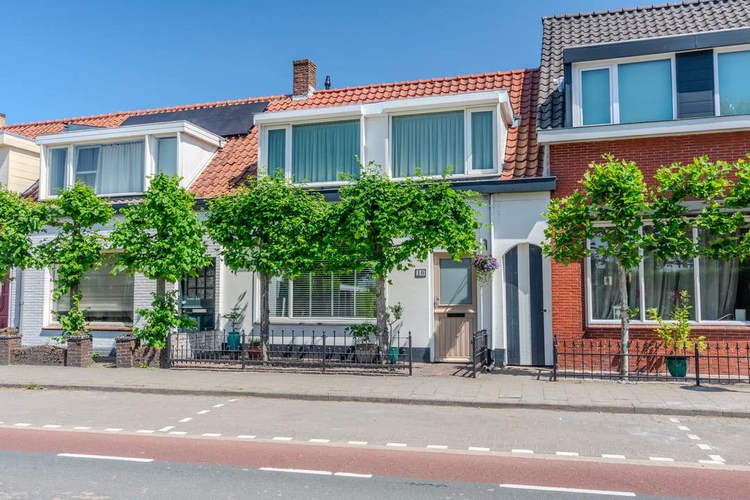Move-in Ready Extended 1930s Terraced Home with Modern Features and Garden Canopy in Steenbergen Center — 46