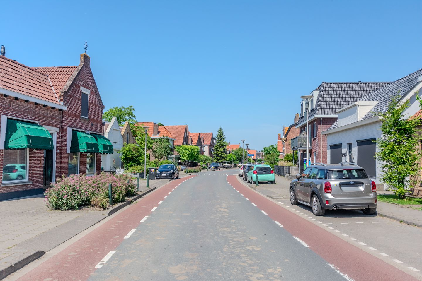 Move-in Ready Extended 1930s Terraced Home with Modern Features and Garden Canopy in Steenbergen Center — 50
