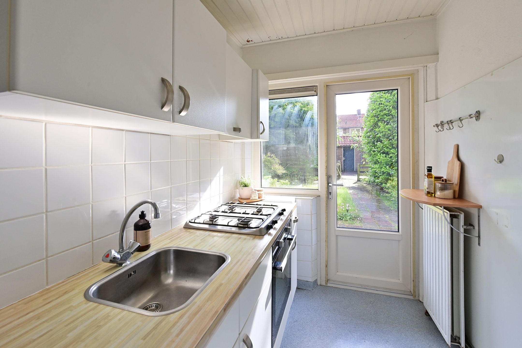 Spacious Ground Floor Apartment with Large Garden and Private Parking in Hilversum — 9